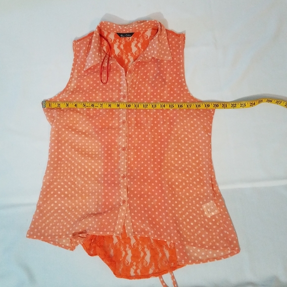 Beautiful sleeveless woman's blouse! - Picture 5 of 7